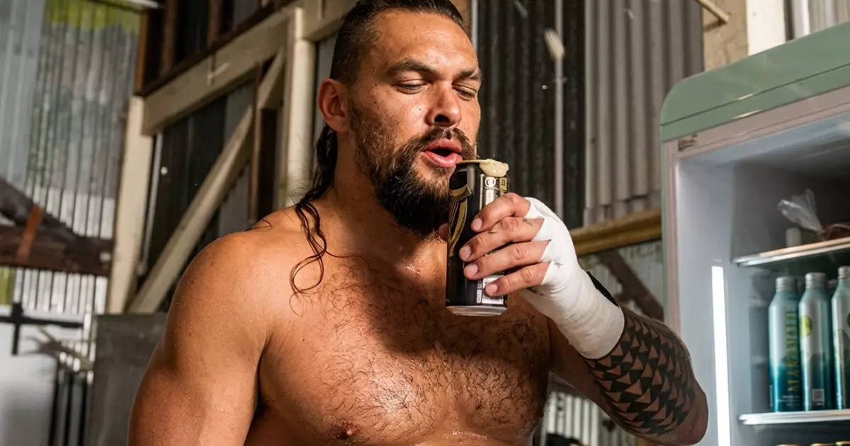 Aos 47 anos, Jason Momoa revela influência materna em sua rotina de consumo