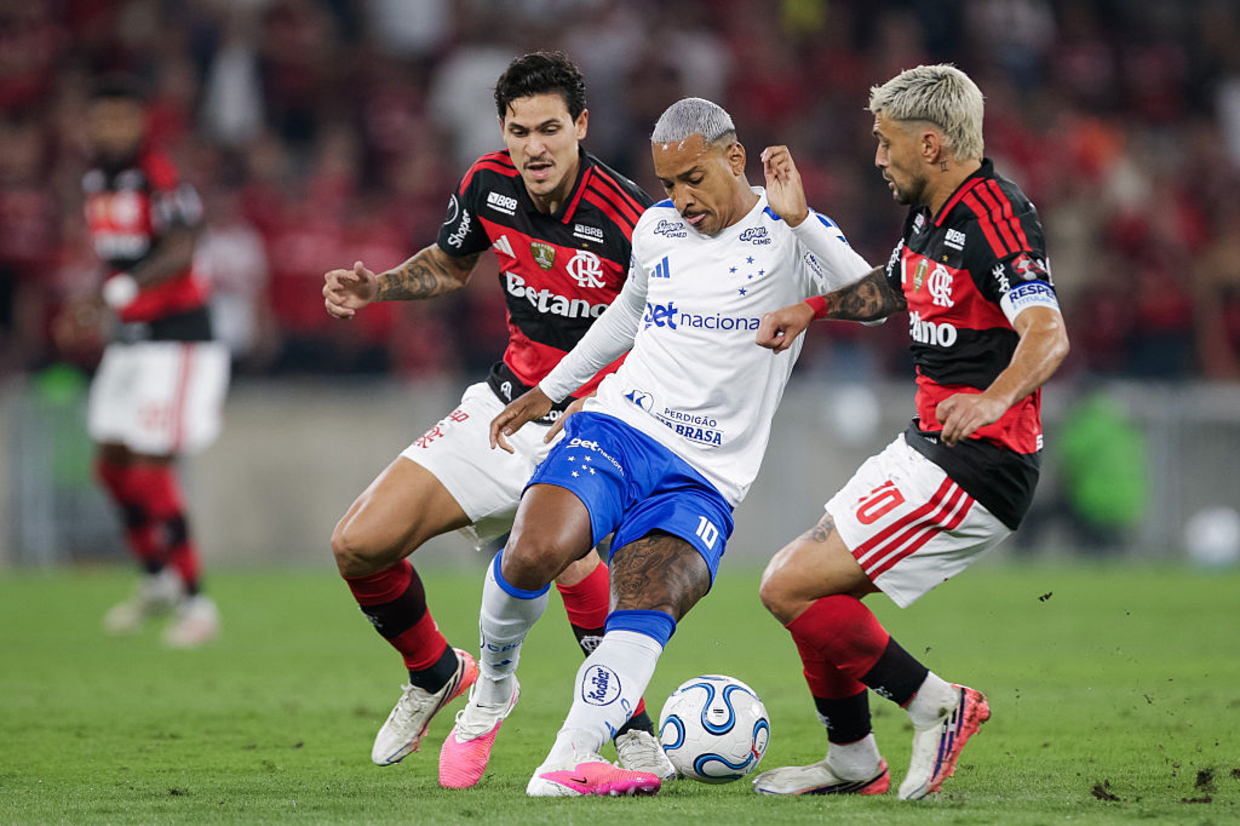 Arrascaeta decide e garante vitória do Flamengo sobre o Cruzeiro