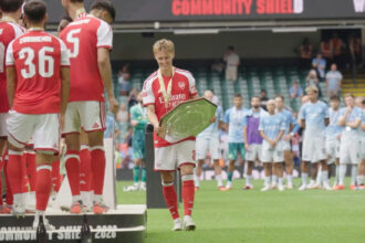 Arsenal celebra conquista da Supercopa da Inglaterra sob comando de Ødegaard