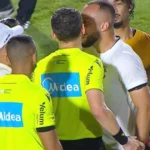 Arthur Cabral recebe suspensão do STJD e desfalca Botafogo contra o Athletico-pr