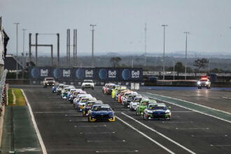Arthur Gama assume liderança da NASCAR Brasil após vitória decisiva em Cuiabá