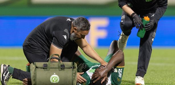 Atacante Bolasie é internado com lesão pancreática após duelo pela Copa do Brasil