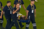 Atacante do Fenerbahçe sofre traumatismo craniano após choque de cabeça em campo