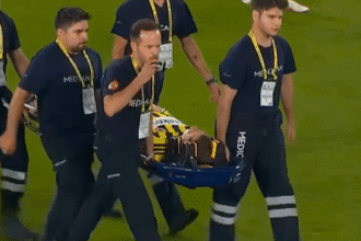 Atacante do Fenerbahçe sofre traumatismo craniano após choque de cabeça em campo
