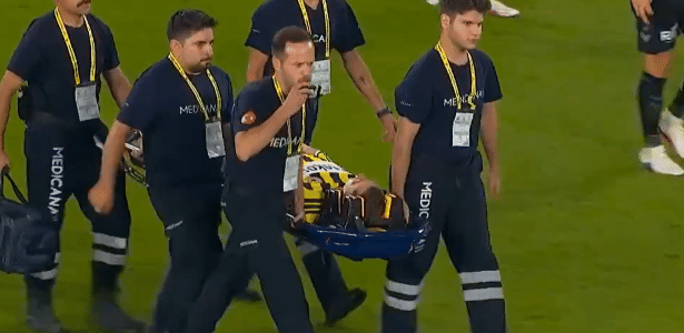Atacante do Fenerbahçe sofre traumatismo craniano após choque de cabeça em campo