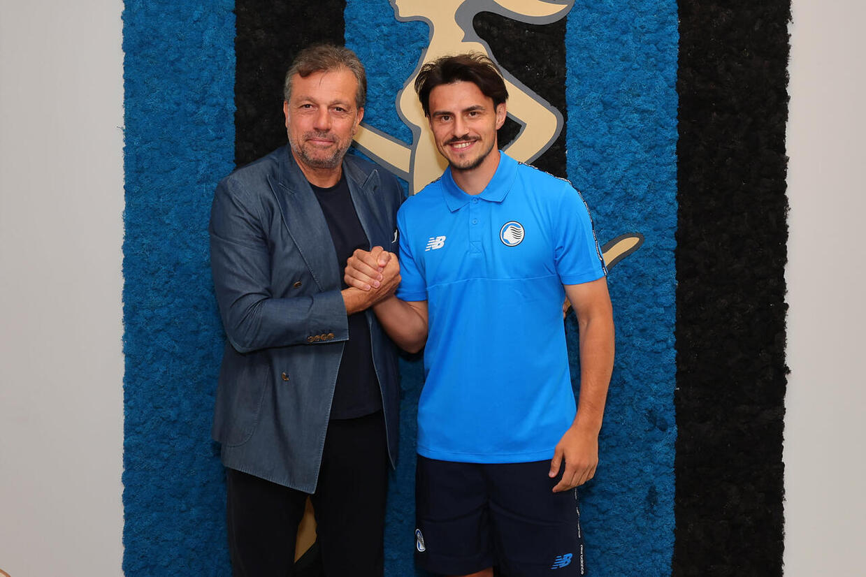 Atalanta oficializa a chegada do meio-campista Eljif Elmas