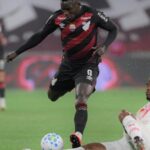 Athletico e Bragantino empatam na Arena da Baixada com brilho de Tiago Volpi