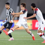 Athletico-pr vence Botafogo no Nilton Santos e assume terceira posição no Brasileirão