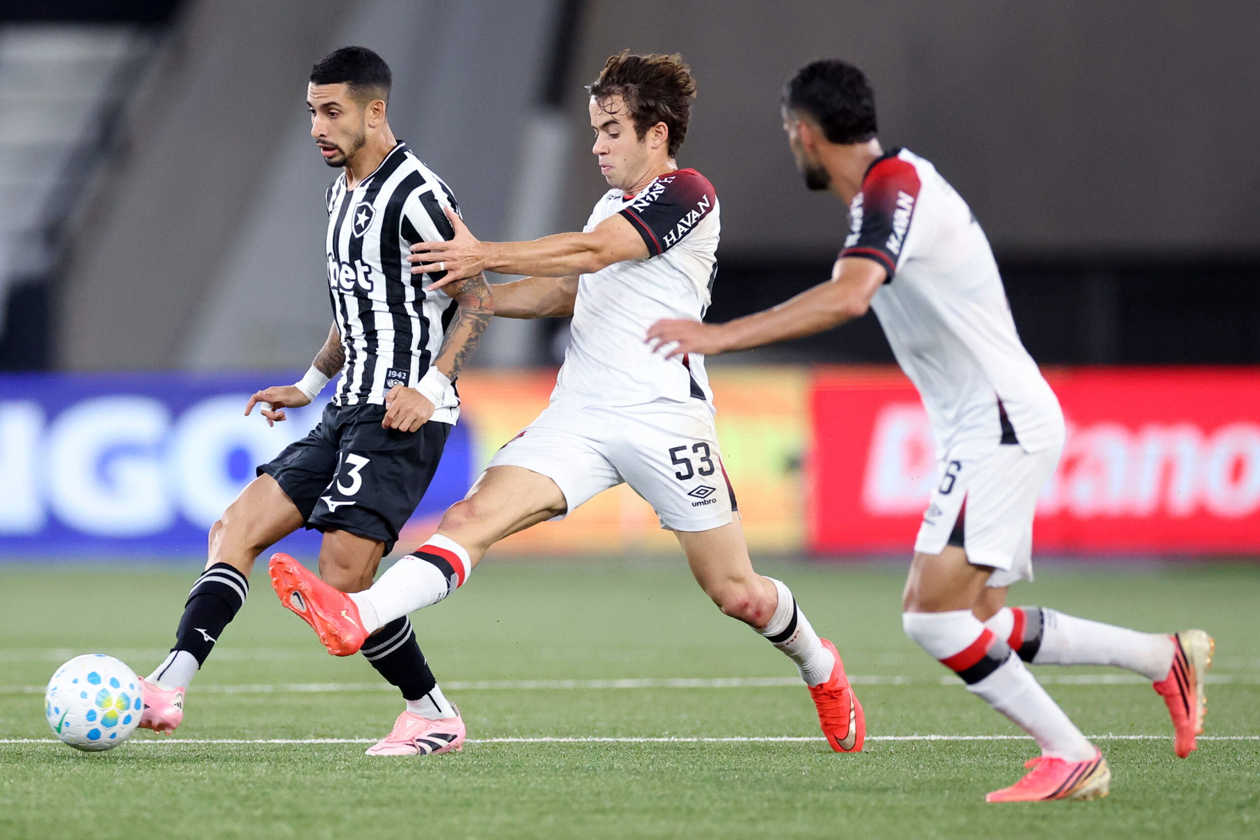Athletico-pr vence Botafogo no Nilton Santos e assume terceira posição no Brasileirão