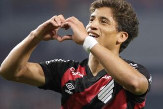 Athletico vence Vitória na Copa do Brasil com brilho de jovens talentos