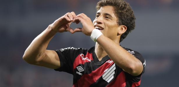 Athletico vence Vitória na Copa do Brasil com brilho de jovens talentos