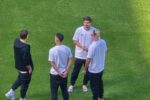 Atletas estrangeiros do Vasco realizam reconhecimento do gramado sintético no Allianz Parque