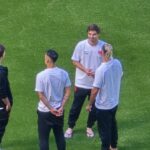 Atletas estrangeiros do Vasco realizam reconhecimento do gramado sintético no Allianz Parque