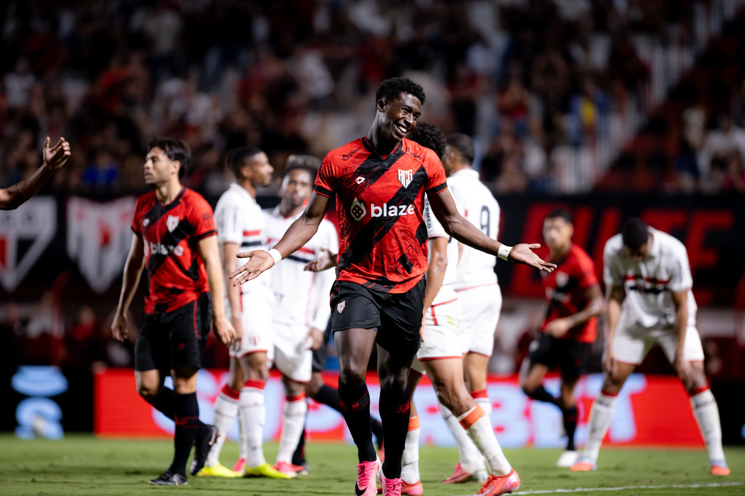 Atlético-go vence Botafogo-sp por 3 a 0 e intensifica briga pelo G6 da Série B