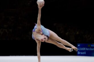 Bárbara Domingos e Maria Eduarda Alexandre iniciam trajetória no Mundial de Ginástica Rítmica