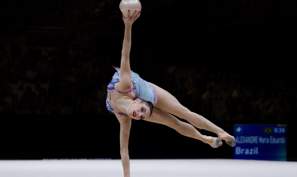 Bárbara Domingos e Maria Eduarda Alexandre iniciam trajetória no Mundial de Ginástica Rítmica