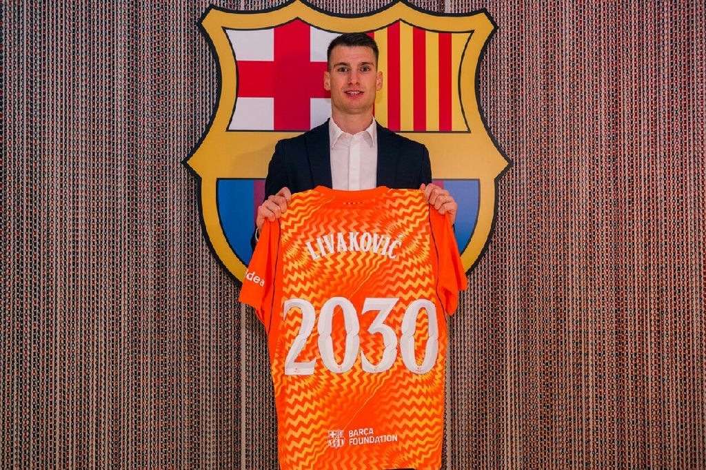 Barcelona oficializa contratação do goleiro Dominik Livakovic até 2030