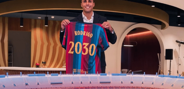 Barcelona oficializa contratação do meio-campista Rodri até 2030