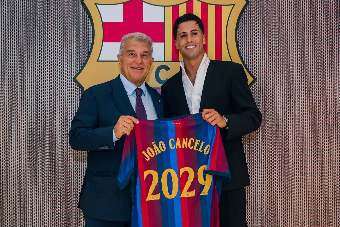 Barcelona oficializa permanência definitiva de João Cancelo até 2029