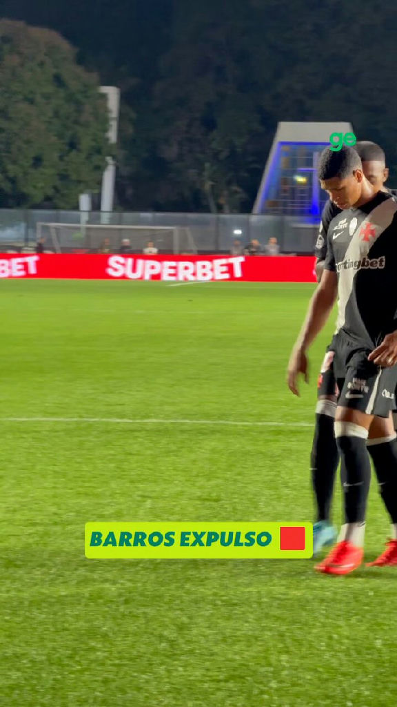 Barros é expulso após intervenção do VAR em duelo do Vasco contra o Vitória