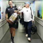 Bastidores revelam pressão de John Textor sobre treinadores no Botafogo