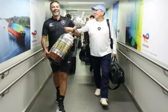 Bastidores revelam pressão de John Textor sobre treinadores no Botafogo