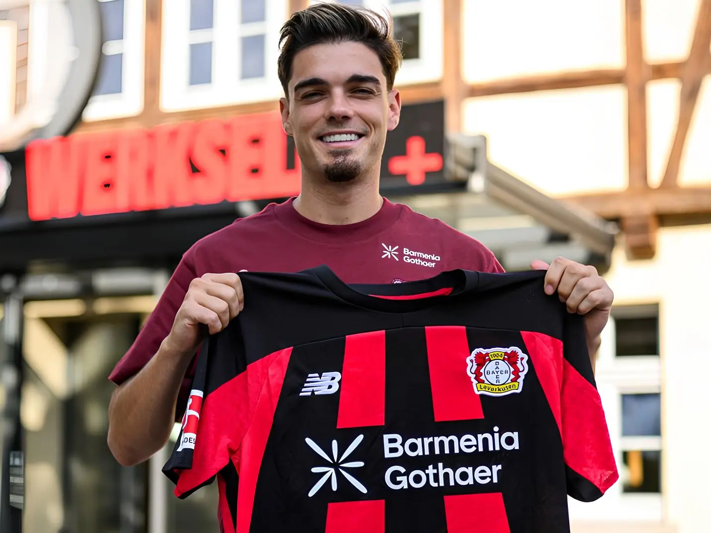 Bayer Leverkusen oficializa a contratação do lateral Miguel Gutiérrez