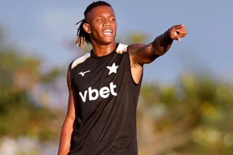 Besiktas formaliza oferta por Danilo e monitora mercado europeu