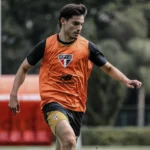 Bobadilla treina com elenco e reforça São Paulo para duelo contra o Grêmio