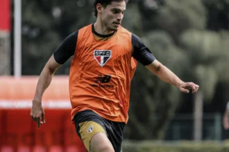 Bobadilla treina com elenco e reforça São Paulo para duelo contra o Grêmio