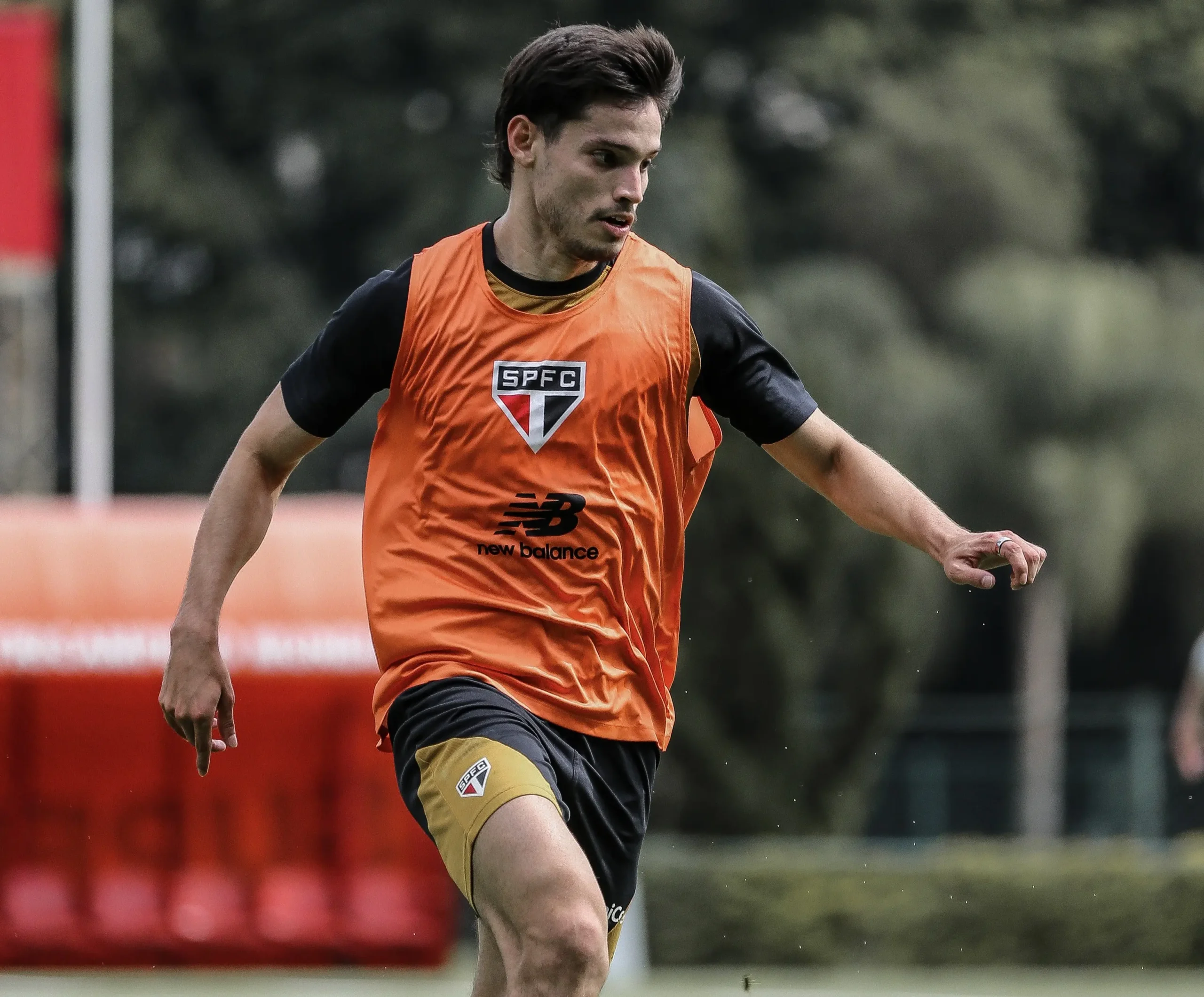 Bobadilla treina com elenco e reforça São Paulo para duelo contra o Grêmio