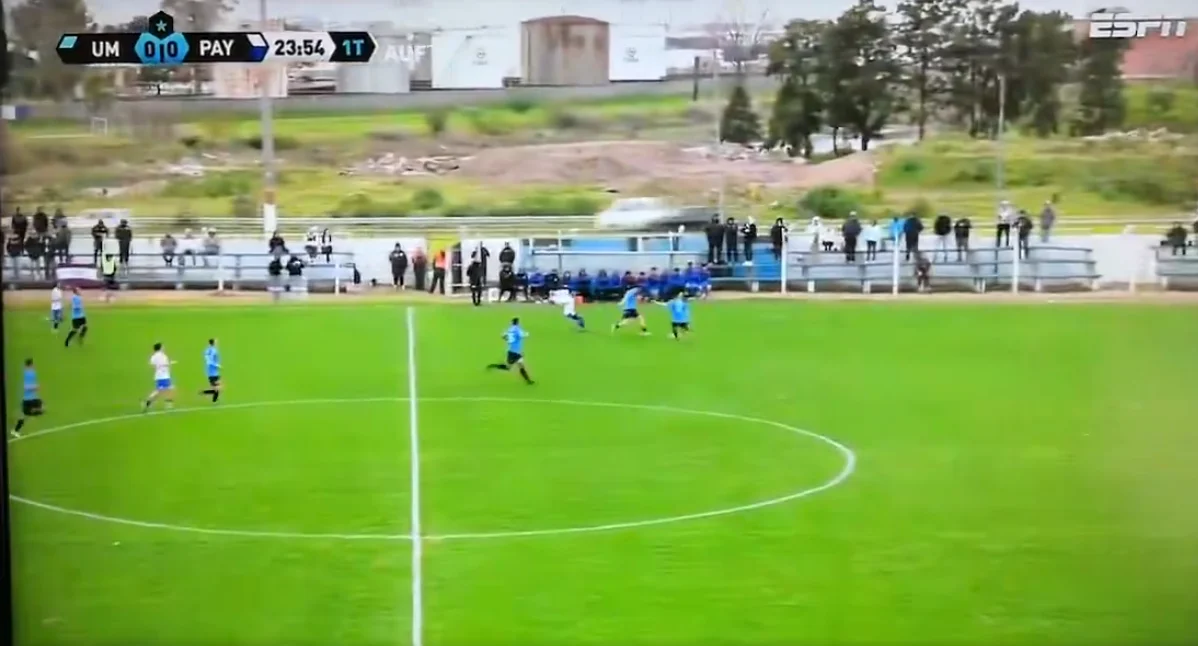 Bola fora de campo causa colisão em rodovia durante partida no Uruguai