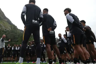 Botafogo analisa escalação de titulares para confronto contra o Vitória