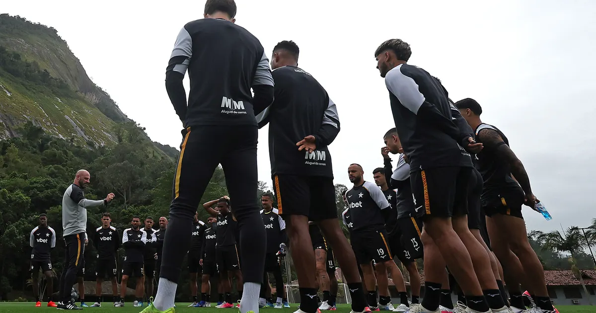 Botafogo analisa escalação de titulares para confronto contra o Vitória