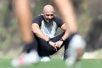 Botafogo avalia futuro de Franclim Carvalho e busca técnico experiente