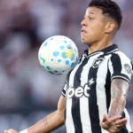 Botafogo busca reforços no mercado após negociação de Matheus Martins com o Dínamo Moscou