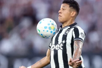 Botafogo busca reforços no mercado após negociação de Matheus Martins com o Dínamo Moscou