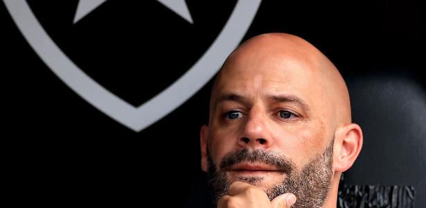Botafogo demite Franclim Carvalho após sequência de derrotas