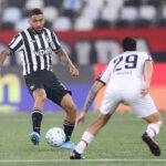 Botafogo e Athletico Paranaense medem forças em duelo decisivo pelo campeonato
