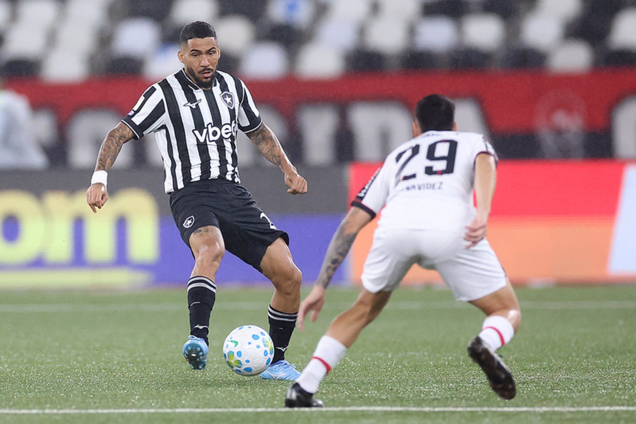 Botafogo e Athletico Paranaense medem forças em duelo decisivo pelo campeonato