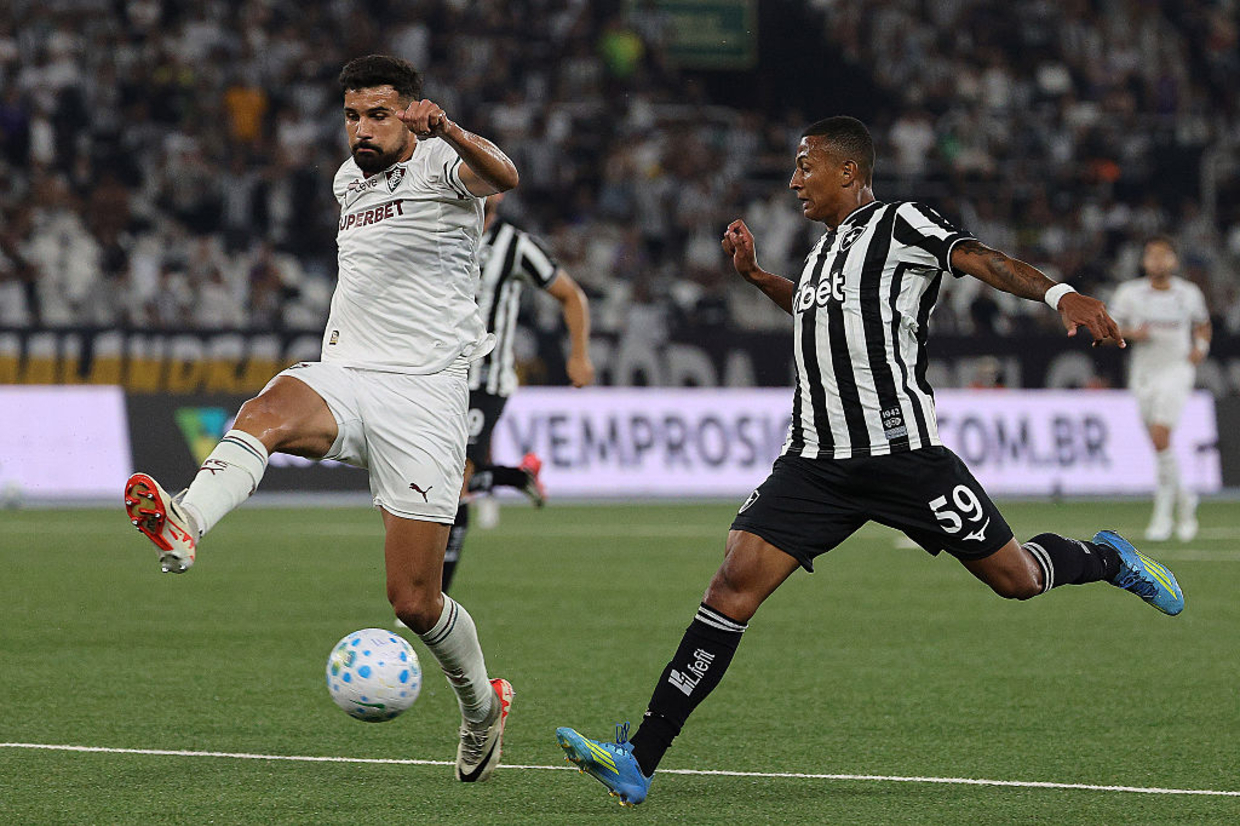 Botafogo e Fluminense travam duelo intenso em clássico carioca