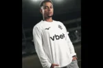 Botafogo e Mizuno resgatam história com nova camisa de manga longa