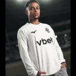 Botafogo e Mizuno resgatam história com nova camisa de manga longa