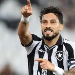 Botafogo garante permanência de Alex Telles com renovação até 2028