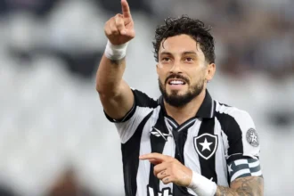 Botafogo garante permanência de Alex Telles com renovação até 2028