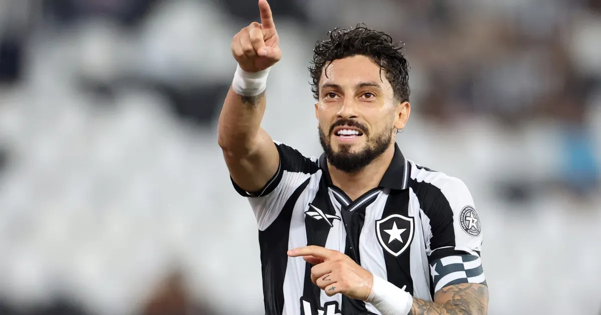 Botafogo garante permanência de Alex Telles com renovação até 2028