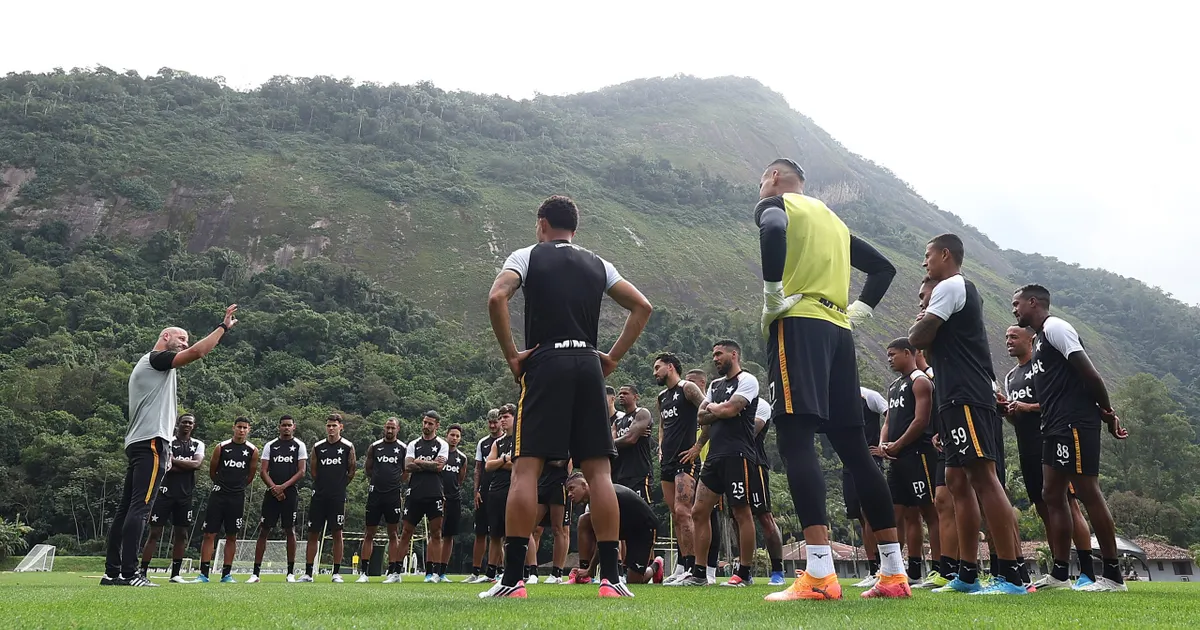 Botafogo intensifica busca por reforços para o setor defensivo e ataque