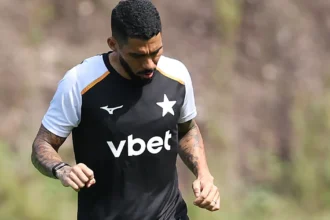 Botafogo mantém cautela e confirma ausência de Allan e Júnior Santos no clássico