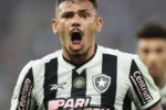 Botafogo oficializa apresentação de Tiquinho Soares no Nilton Santos
