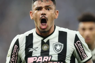 Botafogo oficializa apresentação de Tiquinho Soares no Nilton Santos